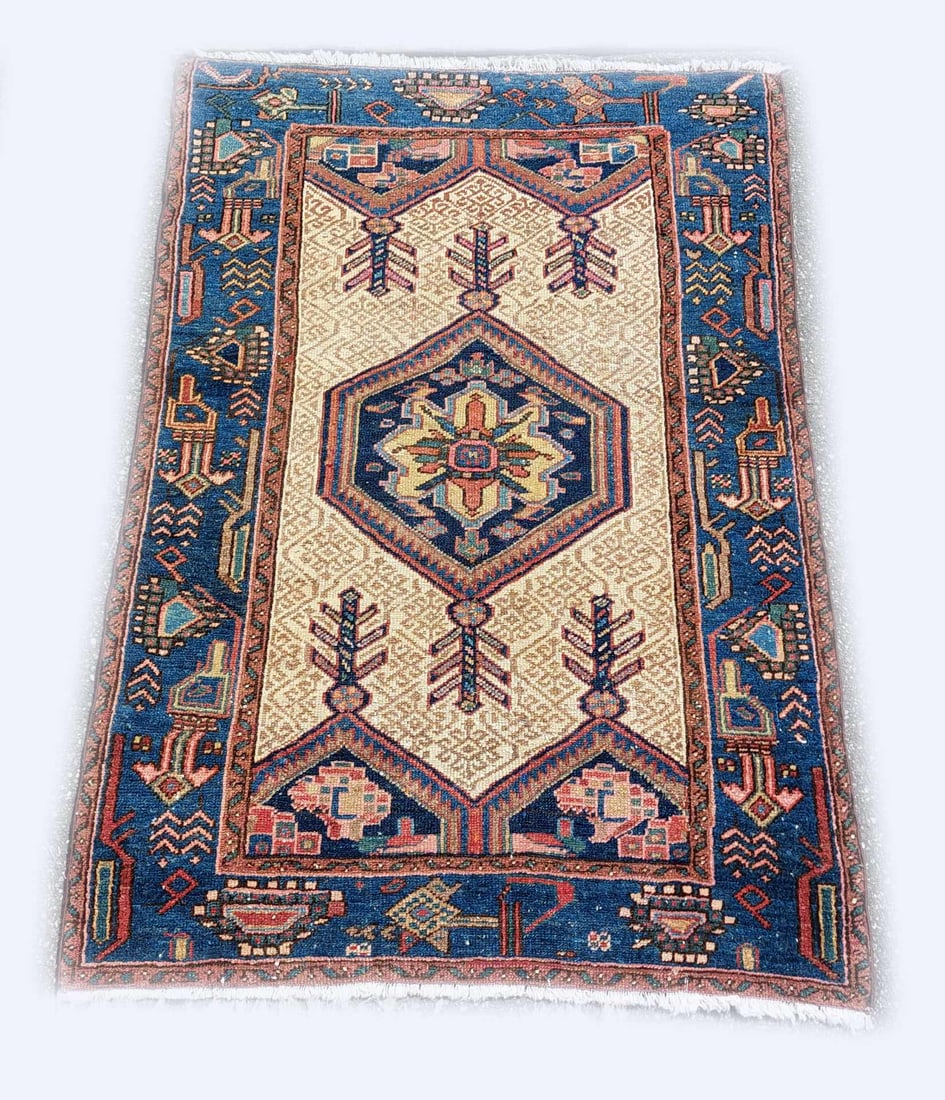 Antique hand-knotted Persian rug, 161 x 106 cm.: Antique hand-knotted Persian Shervan rug. Circa 1920. Color: blue/red. Dimensions: 161 x 106 cm. In good condition.