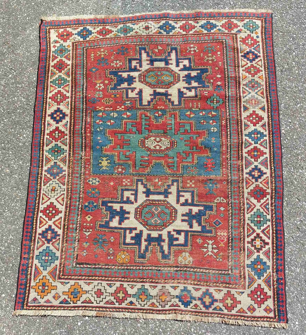 Antique Shervan rug, 123 x 98 cm.: Antique hand-knotted Shervan rug. Circa 1910. Color: red/blue. Dimensions: 123 x 98 cm. In good condition.