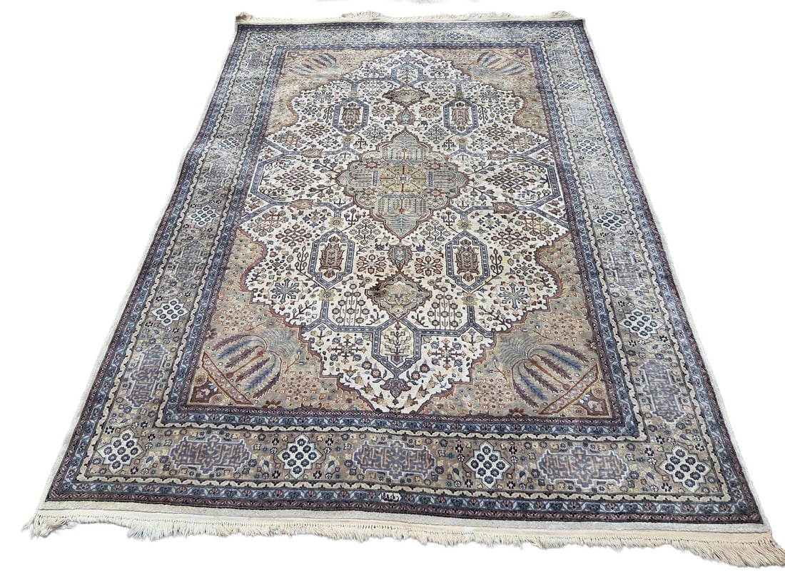 Persian rug, 275 x 190 cm.: Hand-knotted Persian rug, light in color, with blue tones. With a large medallion in the center. Dimensions: 275 x 190 cm. In good condition.