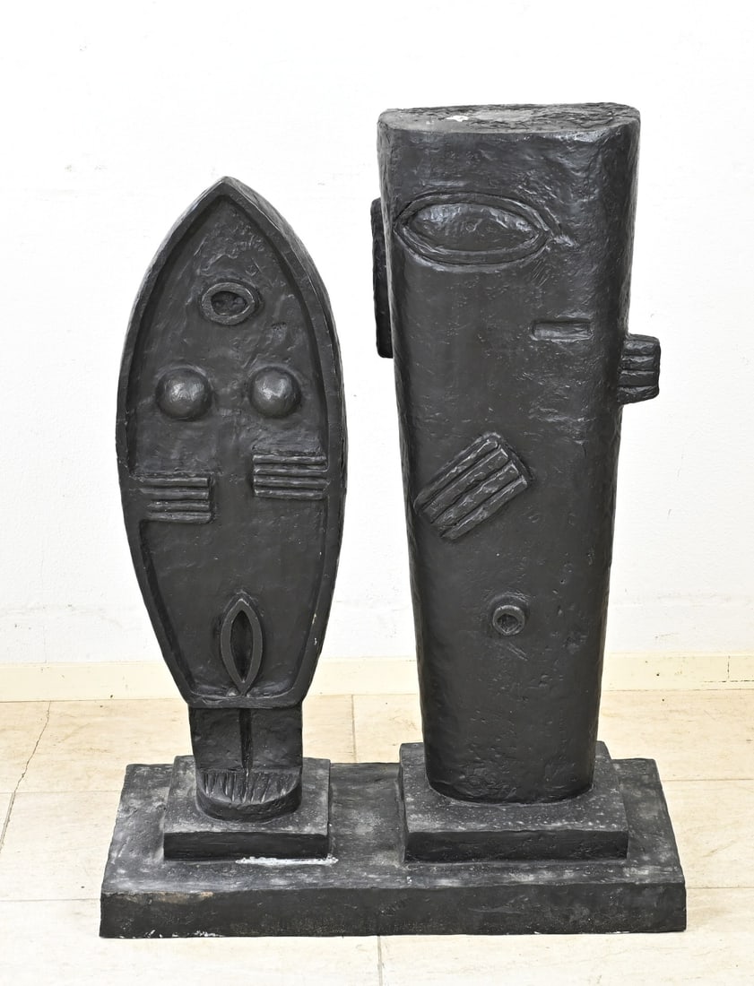 Bronze figure group, The Couple: Large bronze figure group. The Couple. Replica of a model by Alberto Giaconetti. Expressionist large bronze figures. 21st century. Dimensions: 95 x 65 x 30 cm. In good condition.