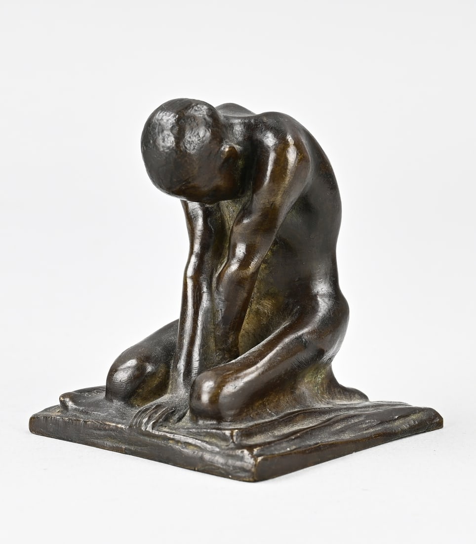 Jozef Cantré, Bronze statue: Heavy bronze statue by Jozef Cantré. 1890 - 1957. Belgium. Dimensions: 9.6 cm. Beautiful patina. In good condition.