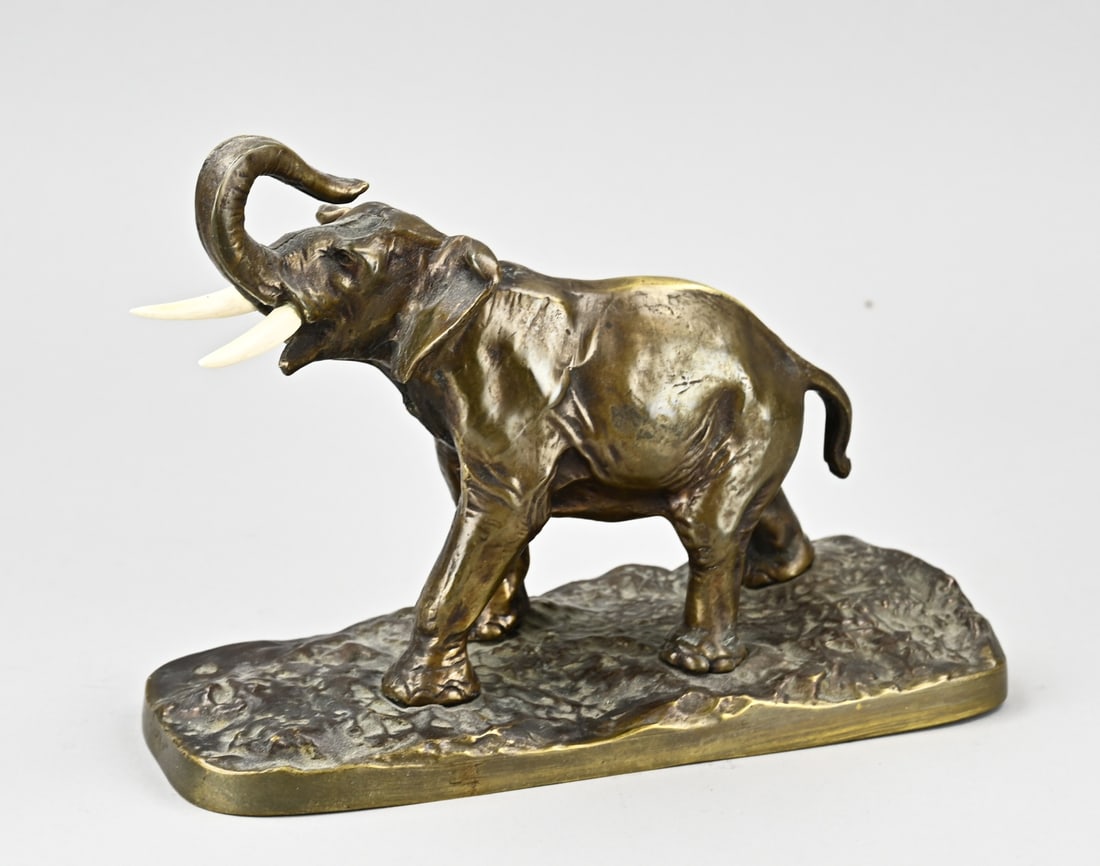 Bronze elephant (1 of 2)