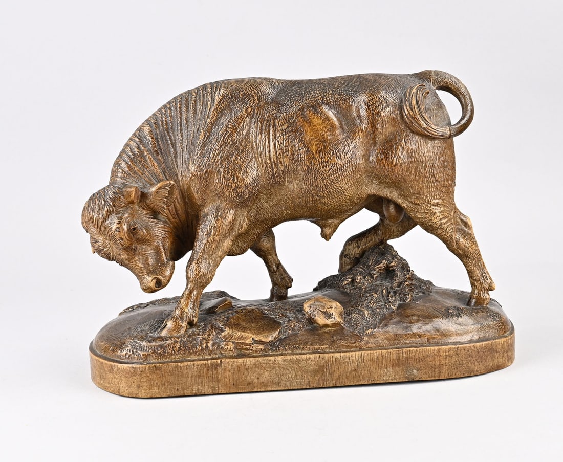 Wood-carved bull, 1900: Antique carved wooden bull. Circa 1900. Possibly Brienz, Switzerland. Dimensions: 26 x 35 x 14 cm. In good condition.