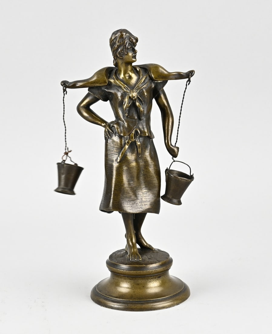 Bronze statue, Milkmaid: Antique bronze statue of a milkmaid, by C. Des Bronzer Bruxelles. Circa 1900. Dimensions: 25 cm. In good condition.