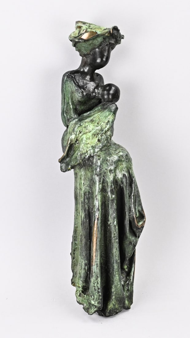 Nel Knoop, Mother with child: Bronze figure by Nel Knoop. 1942. With purchase invoice Chez Moi Ton Schulten 2001. African woman with child. Green patina. Dimensions: 52 cm. In good condition.