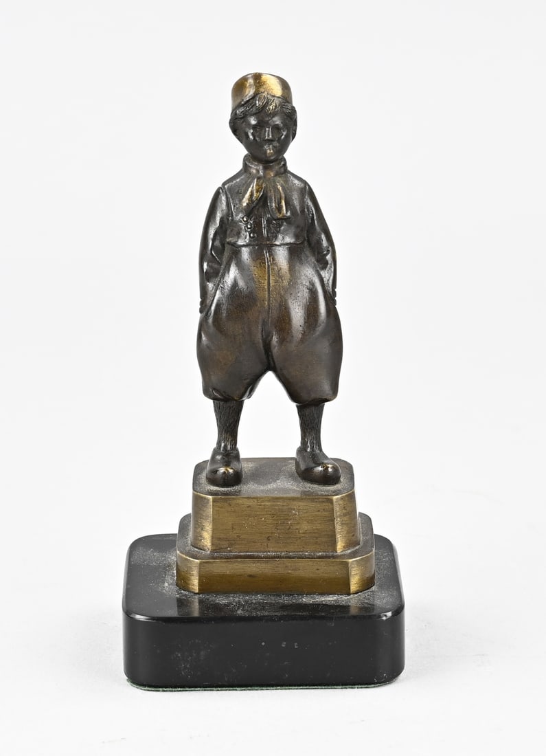 Bronze figure, Fisherman's boy with cigarette: Antique bronze figure. Circa 1900. Fisher boy with cigarette. Mounted on a marble base. Dimensions: H 16.5 cm. In good condition.