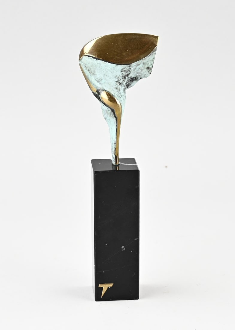 R. Hallema, Bronze sculpture: Bronze sculpture by Ruurd Hallema (Borne), on a black marble base. Dimensions: H 23 cm. In good condition.