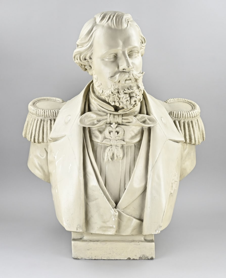 Bust, King William III: Large 19th-century Dutch plaster bust of King William III. Designed by sculptor Johan Theodore Stracké. Provenance: Breda Court of Justice. Dimensions: H 79 cm. In good condition.