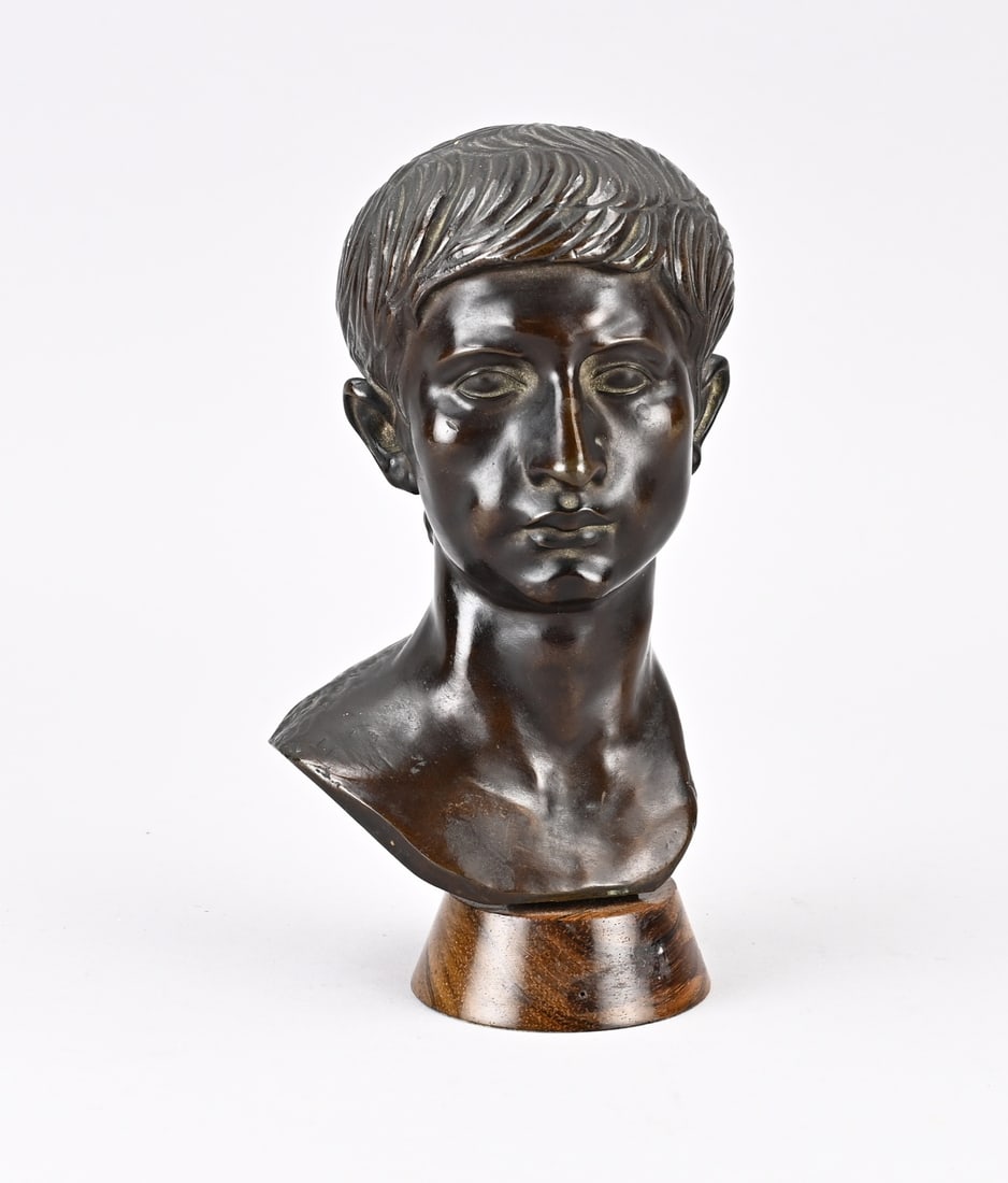 Bronze bust on pedestal, H 20 cm.: Antique bronze bust of Roman Augustus Caesar. Signed AC Grand Tour? Dimensions: approx. 20 cm. In good condition.