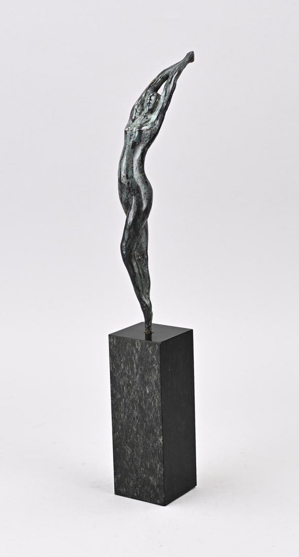 Ruurd Hallema, Female Nude: Ruurd Hallema. 1954 -. Bronze female nude on marble base. Dimensions: 41 cm. In good condition.
