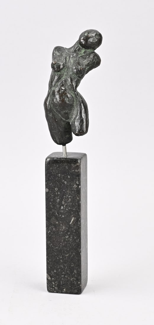 Hanneke Zwart, Female torso: Hanneke Zwart. 1950 - . Modern female torso in bronze, mounted on a marble base. Dimensions: 29 cm. In good condition.
