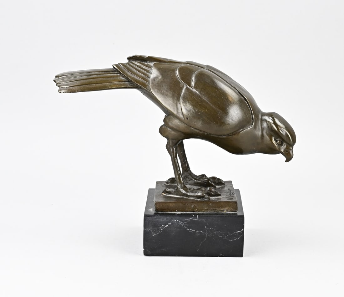 Bronze statue, Bird of Prey: Bronze bird of prey on a black marble base. Art Deco style. Signed. 21st century. Dimensions: 24 x 28 x 11 cm. In good condition.