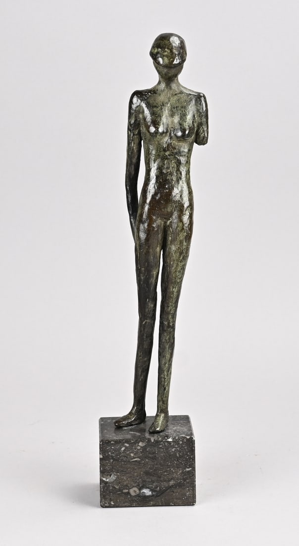 Renée Weisink, Lady with a cap: Modern bronze female figure with cap, placed on a marble base. By Renée Weisink (Nijverdal). Dimensions: H 39 cm. In good condition.