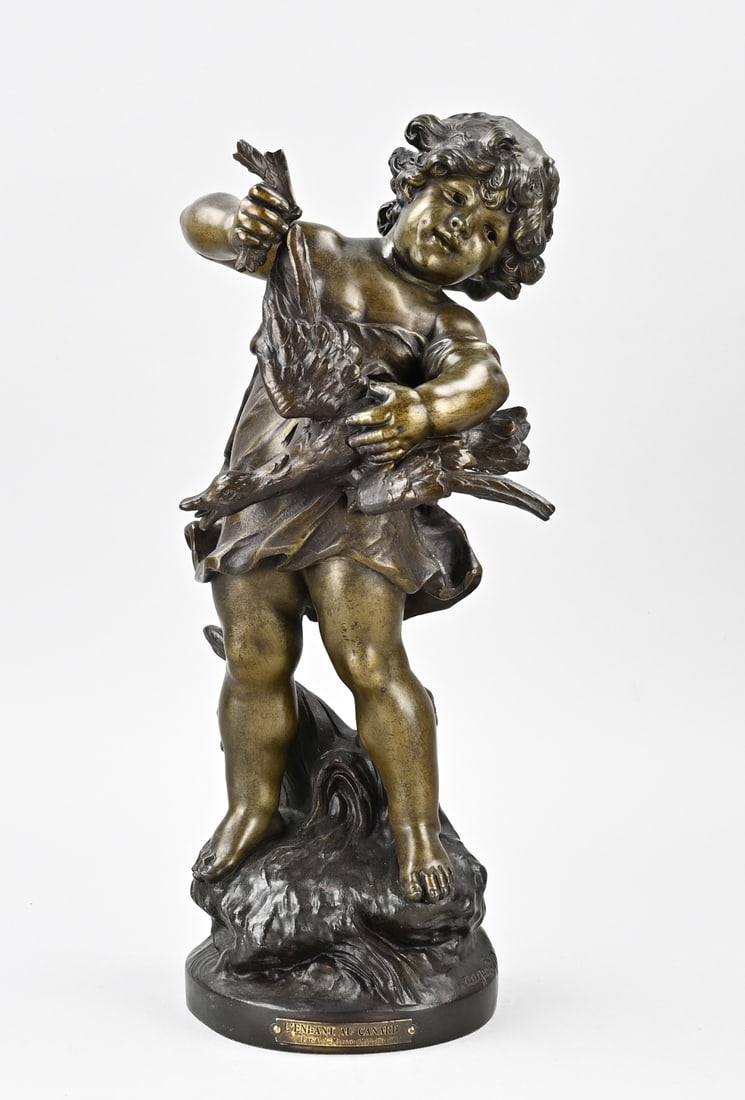 Statue, Putti with duck: Antique French composition metal putti with duck. August Moreau. L'enfant au Canard. Dimensions: H 42 cm. In good condition.