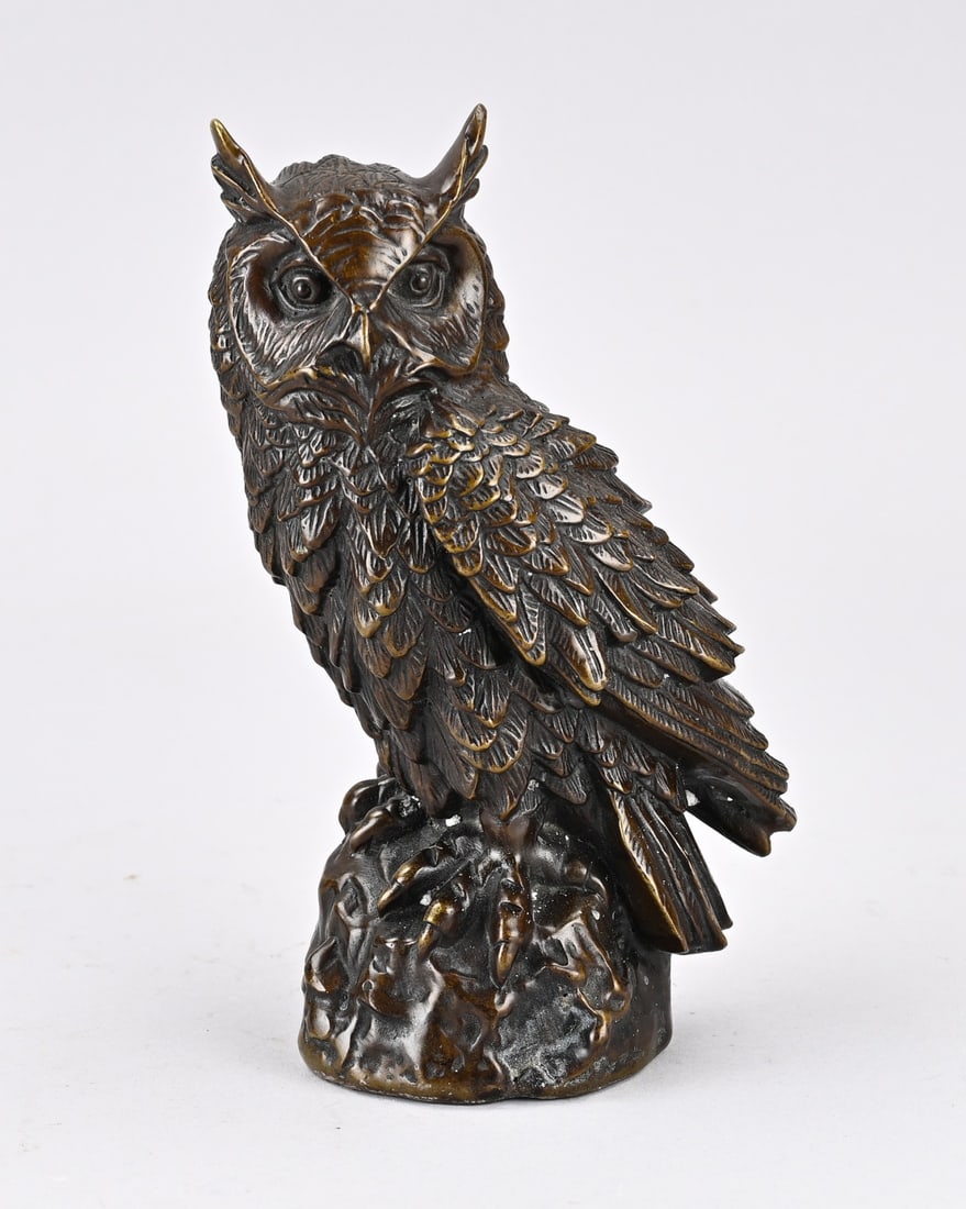 Bronze statue, Owl: Bronze owl with Chinese base mark. 21st century. Dimensions: H 19.5 cm. In good condition.