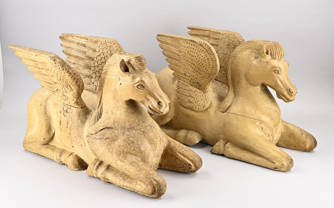 2x Carved statue, Pagasi: Two large carved teak Pagasi statues. 20th century. Dimensions: 65 x 30 x 40 cm. In good condition.
