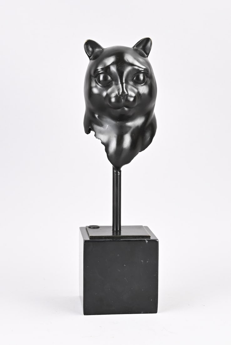 Bronze sculpture, Cat's Head: Bronze cat's head on a black marble base. Signed. 21st century. Dimensions: 38 cm. In good condition.