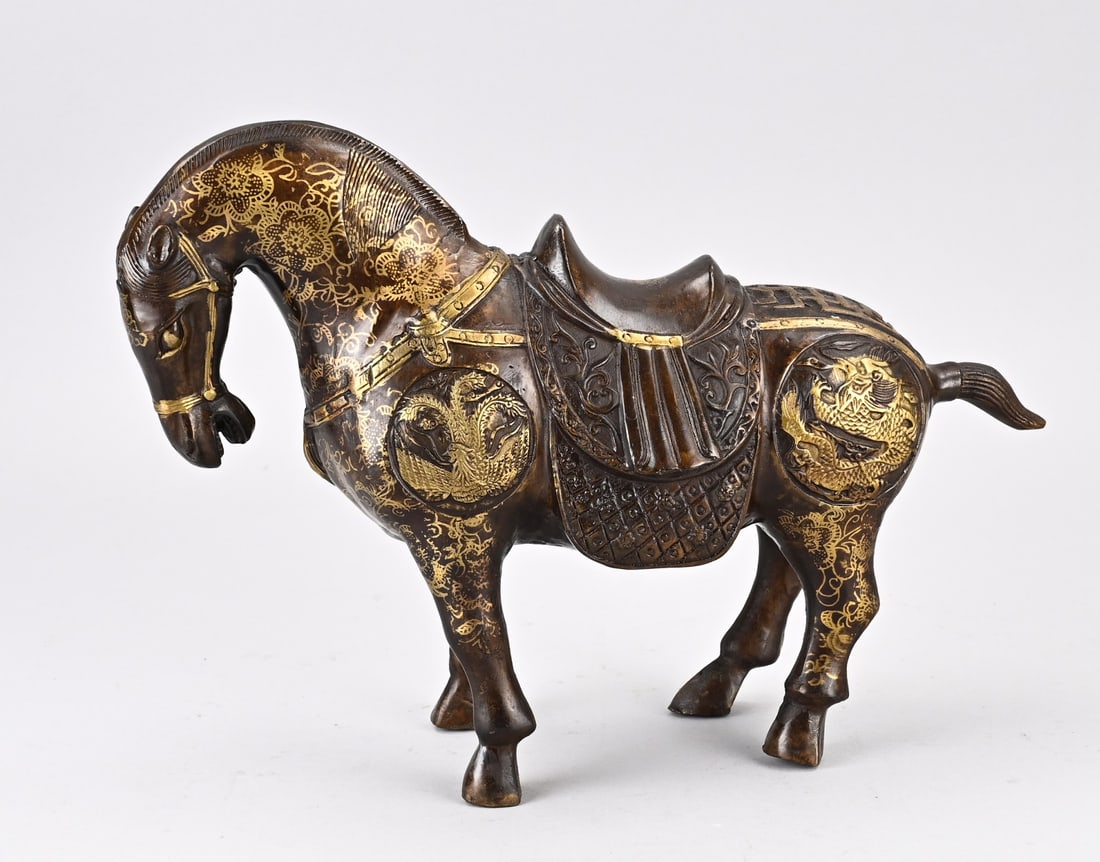 Chinese bronze statue (horse): Old Chinese bronze horse. Decorated, with dragon decoration, etc. Base mark. Dimensions: 24 x 32 x 11 cm. In good condition.