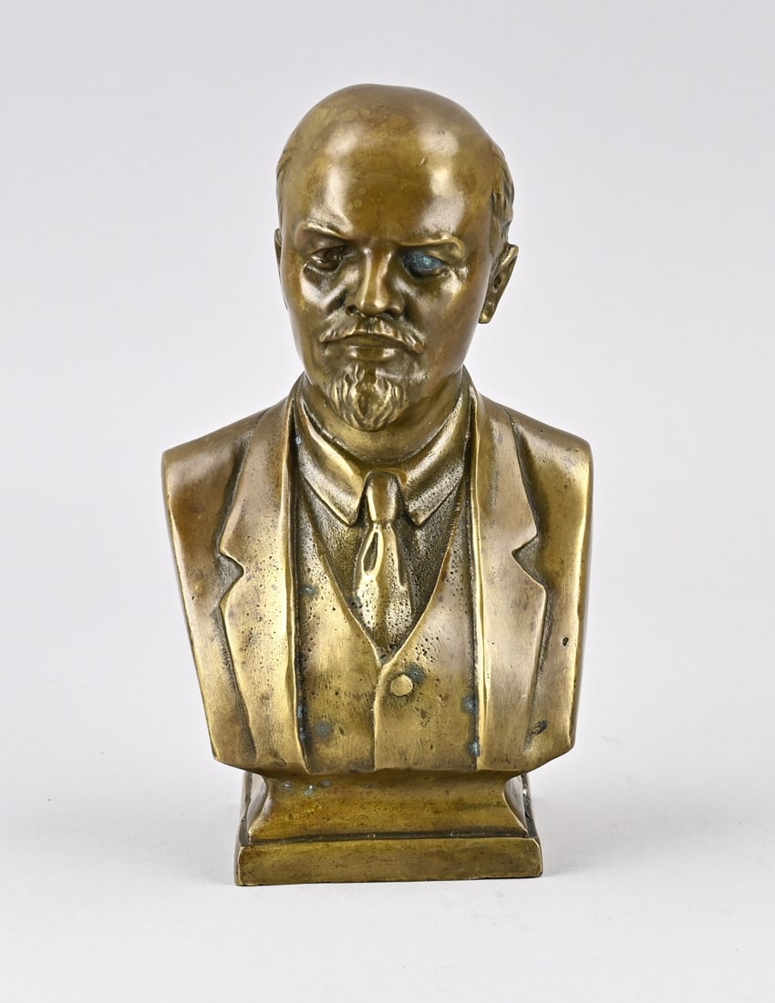 Bronze bust, H 21 cm.: Old bronze bust of Lenin. Dimensions: H 19.5 cm. In good condition.