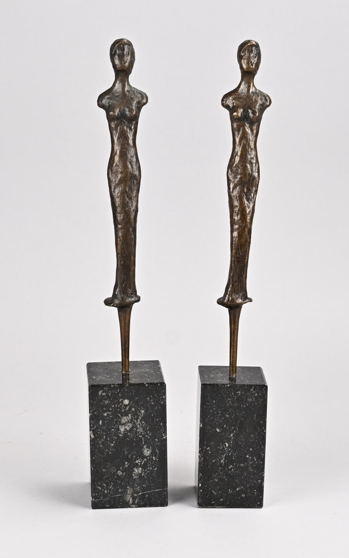 2x Statue, Standing ladies: Two modern bronze female figures on black marble pedestals. Dimensions: H 36.5 cm. In good condition.
