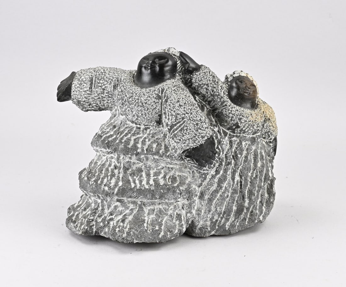 Fabian Madamombe, sculpture: African marble carved figure by Fabian Madamombe, Zimbabwe. Dimensions: 33 x 20 x 26 cm. In good condition.