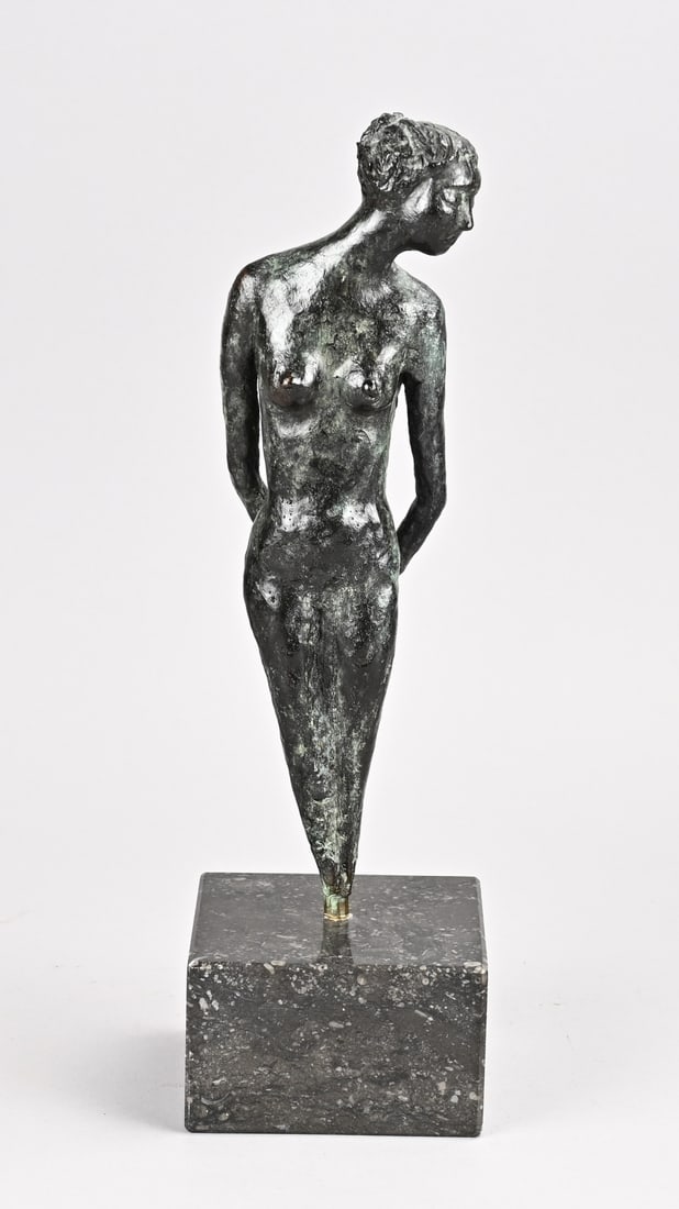 Renée Weisink, Sculpture of a nude woman: Modern bronze figure on a marble base. Female nude. By Renée Weisink (Nijverdal). Dimensions: H 34 cm. In good condition.