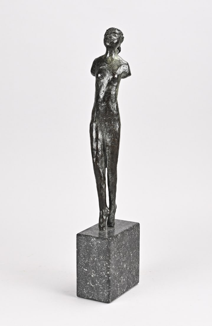 Renée Weisink, Female Nude: Modern bronze sculpture by Renée Weisink (Nijverdal). Female nude on a black marble base. Dimensions: 42 cm. In good condition.