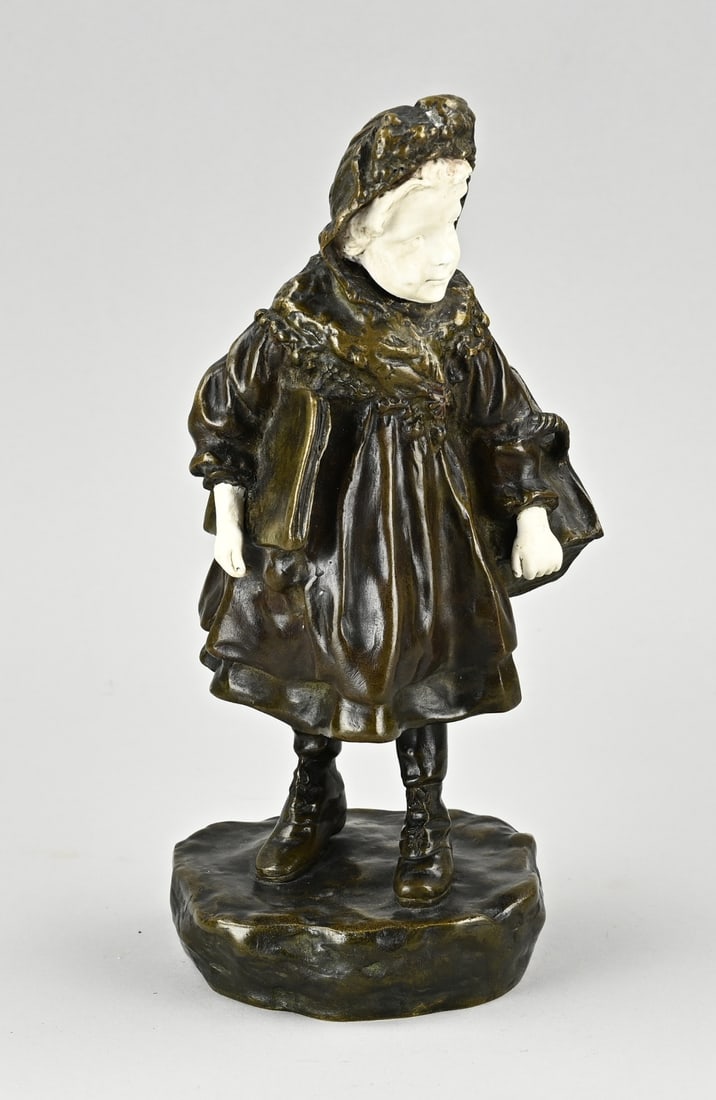 Bronze statue, Schoolgirl: Antique bronze figure. Schoolgirl. Cardona dapres pascael. Circa 1900. Dimensions: H 27 cm. In good condition.