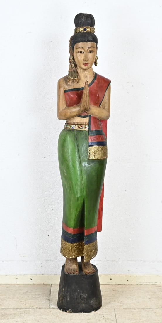 Wooden statue: Large Oriental carved, polychrome wood sculpture. 20th century. Dimensions: 155 cm. In good condition.