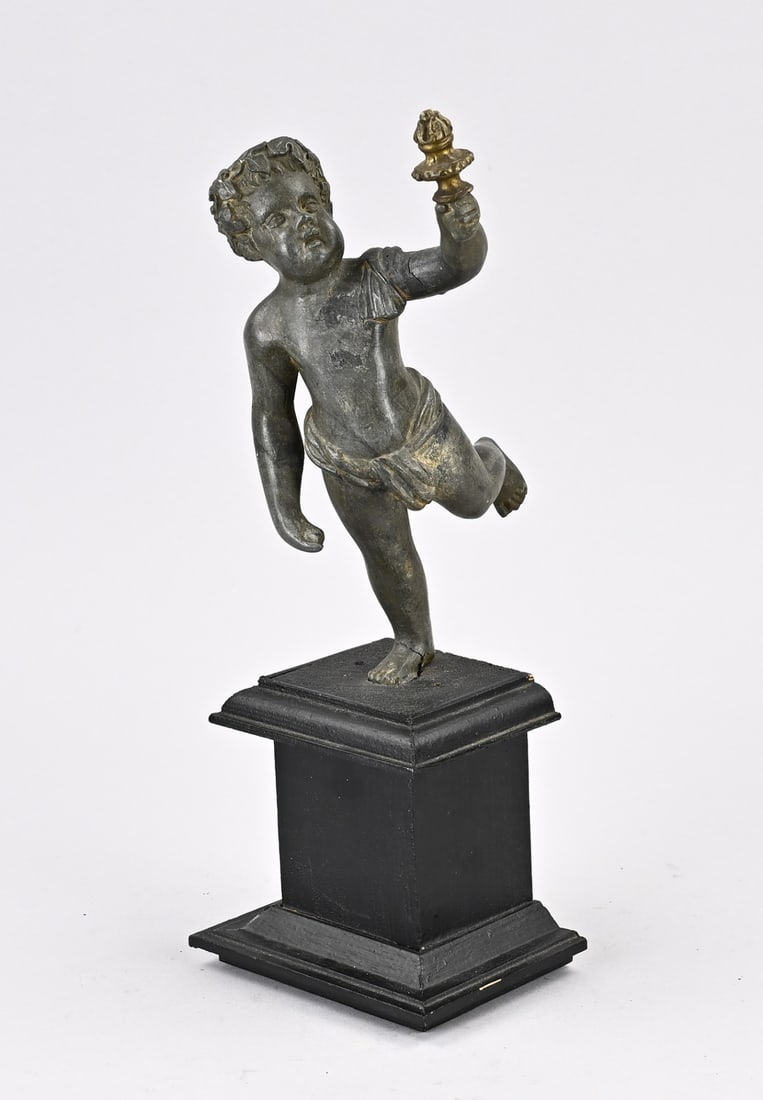 Tin putti: 17th - 18th century pewter putti on a wooden base. Dimensions: H 31 cm. Crack in the base. Otherwise in good condition.