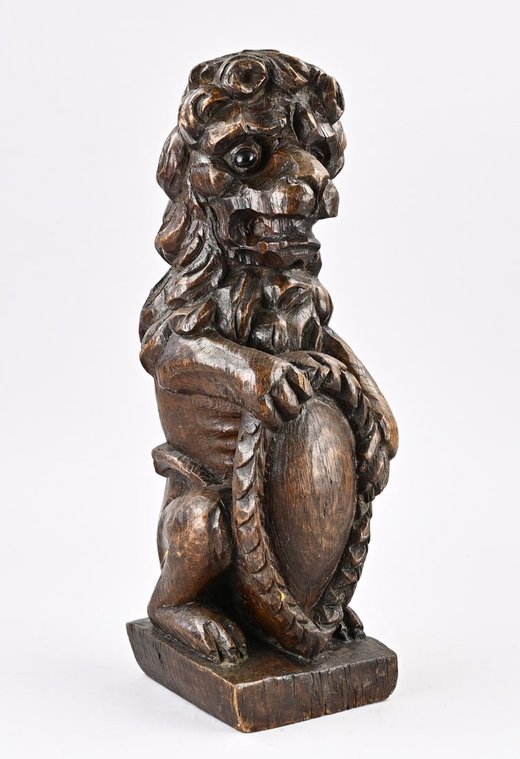 Wooden lion, 41.5 cm.: Antique, carved oak lion with medallion and glass eyes. 18th century. Dimensions: 41.5 cm. In good condition.