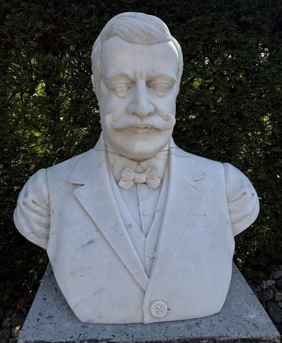 Marble bust: Marble bust of a gentleman in a suit with a moustache. Signed B. Manuc 1913. Dimensions: 52 x 52 x 33 cm. The bust has been broken and glued. In reasonable condition.