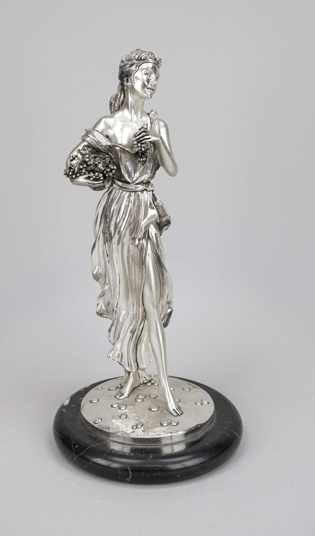 Plated figure, H 43 cm.: Art Nouveau style plated figure on a black marble base. Lady with grapes. Signed Marcello Giorghio, Italy. 20th century. Dimensions: H 43 cm. In good condition.