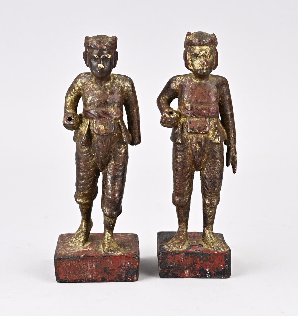 2x Oriental statue (wood): Two antique polychrome and gilded carved Oriental figures. The figures have long hair. Dimensions: H 20 - 21 cm. In good condition.