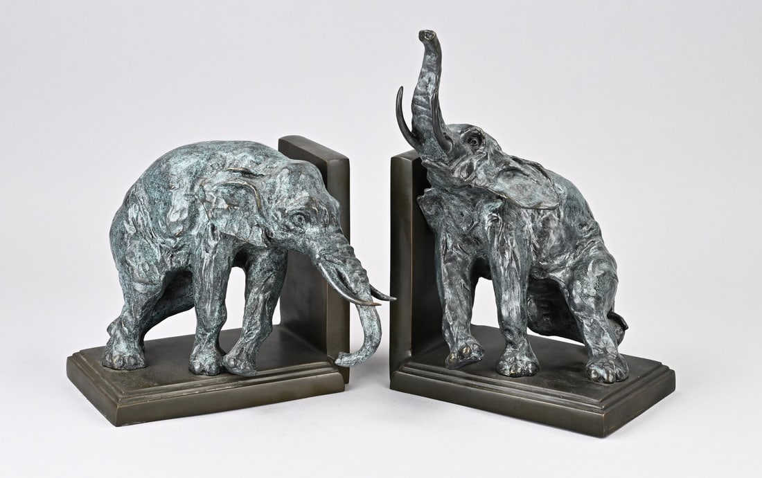 Bronze elephants (bookends): Two old bronze bookends with Indian elephants. Green patinated. Second half of the 20th century. Dimensions: 30 x 15 x 20 cm. In good condition.