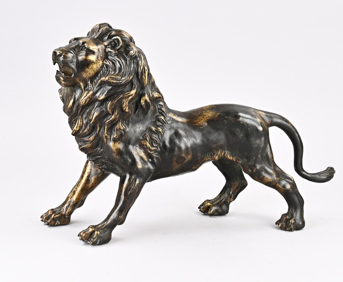 Bronze statue, Standing lion (1 of 2)