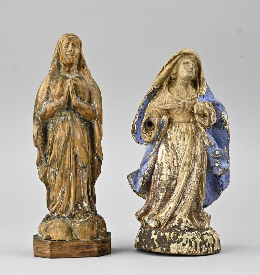 2x Religious statue, H 21 - 23 cm.: Two 18th-century wood-carved religious statues. Mary. Remaining polychromy. Dimensions: H 21 x 23 cm. In fair/good condition.