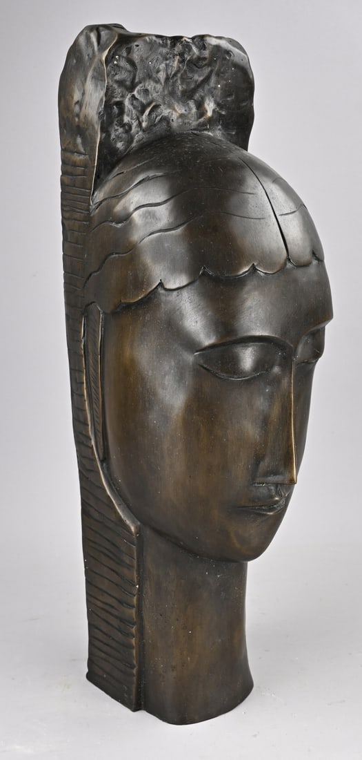 Bronze statue, Face: Large bronze sculpture, female face, after a Modigliani, but 21st century. Dimensions: 70 cm. In good condition.