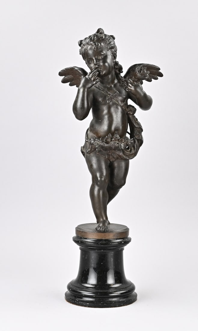 Bronze angel, 1880: Antique bronze angel on a black marble base. Circa 1880. Dimensions: 55 cm. In good condition.