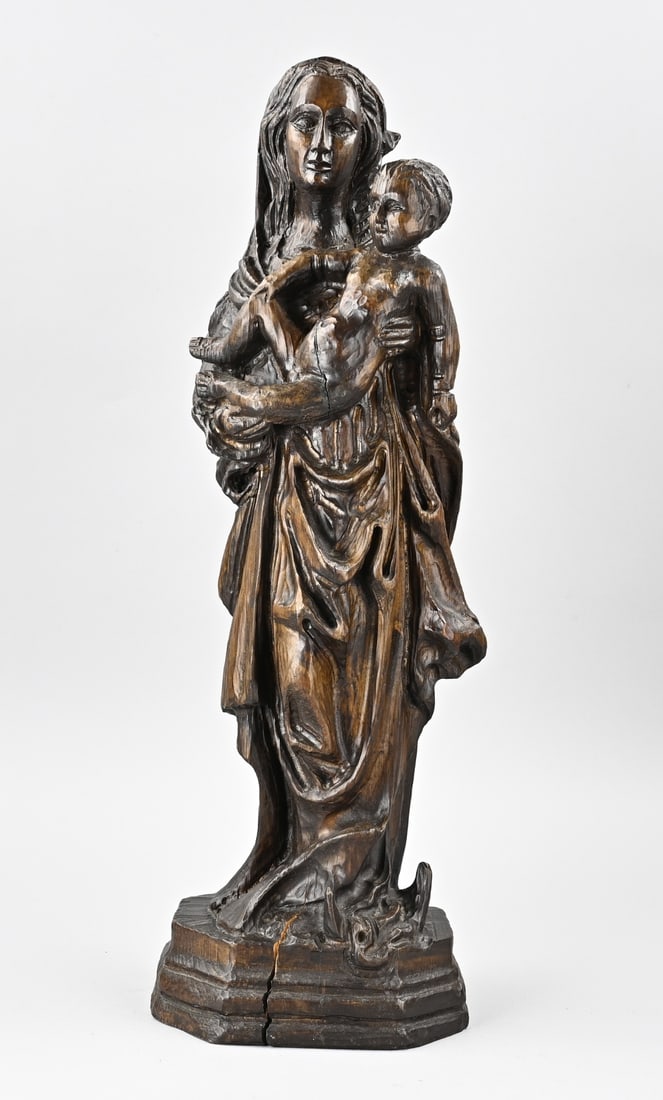 Religious Madonna statue, H 62 cm.: Softwood religious statue of Madonna with the Child Jesus. 20th century. Dimensions: H 62 cm. In good condition.