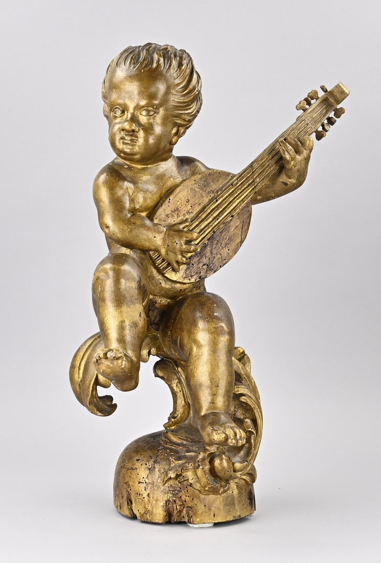 Wood-carved putti with lute: Large 18th-century Italian woodcarved + gilded putti with lute. Traces of old wormhole. Dimensions: 55 cm. In good condition.