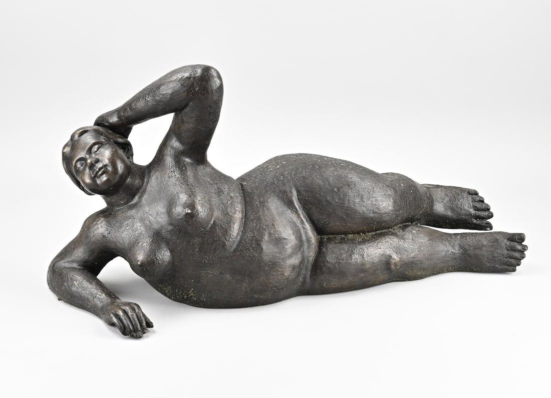Bronze statue, Reclining Lady: Large bronze statue of a plump, reclining lady. 20th century. Dimensions: 66 cm. In good condition.