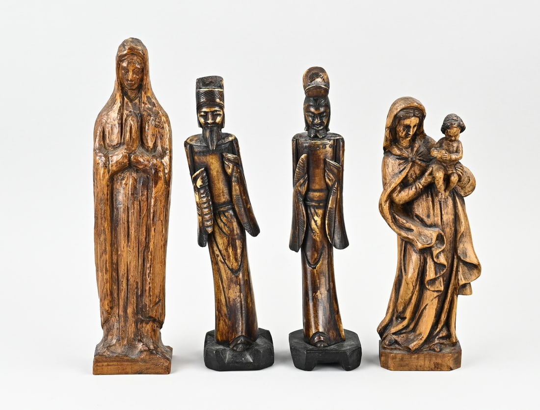 4x various figures, 26 - 32 cm.: Four diverse old statues. Including: 2x religious (wood), 2x camel leg figures. 20th century. Dimensions: 26 x 32 cm. In good condition.