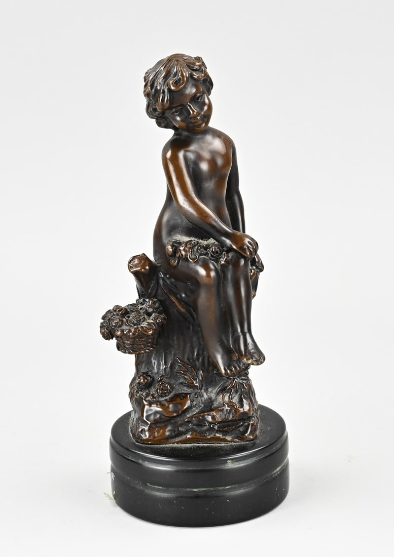 Bronze figure, H 26 cm.: Bronze youth on a black marble base. Indistinct. 21st century. Dimensions: 26 cm. In good condition.