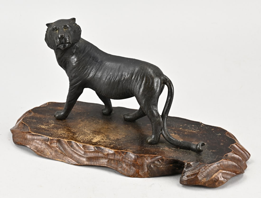 Bronze statue (Japan): 19th-century Japanese bronze tiger on an original carved wooden base. Meiji period. Dimensions: 29.5 cm. In good condition.