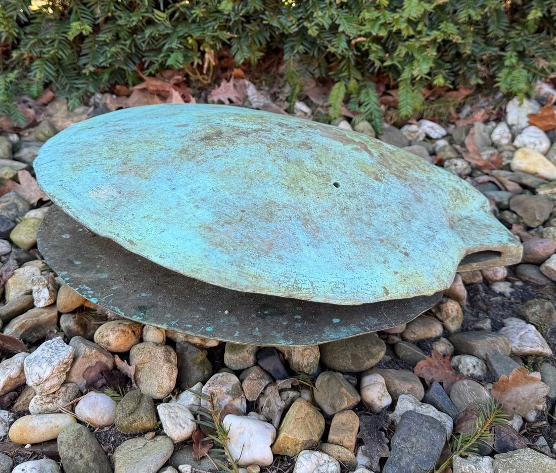 Bronze shell: Bronze shell by Claudia Straatsma - de Vries. 1950 - . Title: The Zeeland Light Captured. Dimensions: 42 x 42 x 10 cm. In good condition.