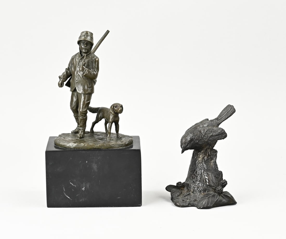 2x Bronze figure, H 13 - 24 cm.: Two bronze figures. Second half of the 20th century. 1x Hunter with hunting dog. 1x Songbird. Dimensions: 13 x 24 cm. In good condition.