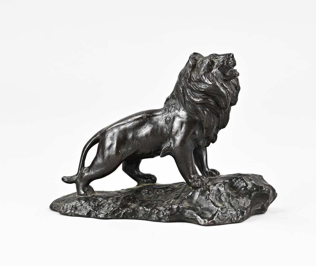Japanese bronze lion (1 of 1)