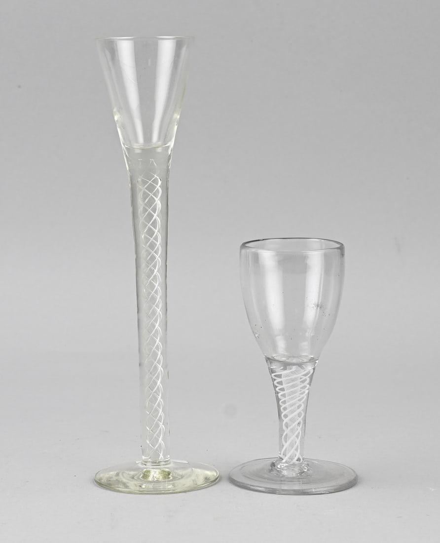 2x Antique pendulum glass: Two antique pendulum glasses. 1x Small, 18th century, chipped. 1x Large, later production. Dimensions: H 12 - 22 cm. In good condition.