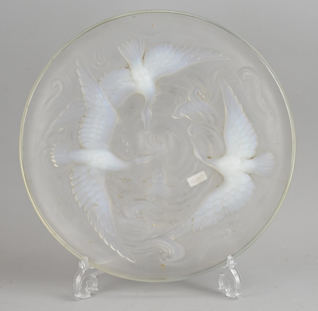Verlys France glass bowl Ø 36 cm.: Large satin-finished glass Verlys France bowl, with relief of birds/fish. Art Deco. Circa 1930. Dimensions: Ø 36 cm. In good condition.